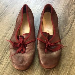 Burgundy Colonial shoes with ties